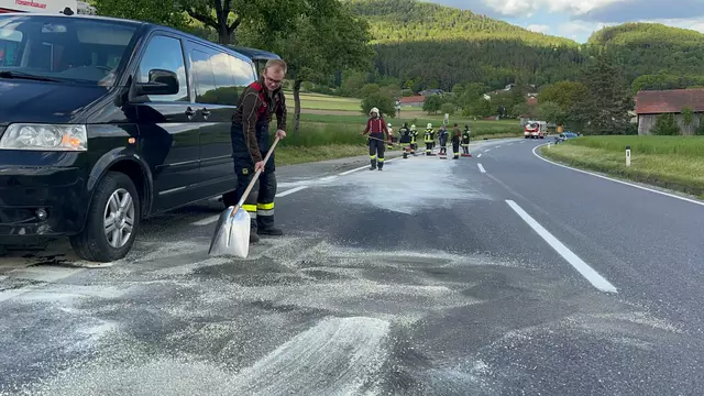 Die Freiwillige Feuerwehr Laimbach sicherte die Unfallstelle auf der B36 und band das ausgetretene Öl. | Foto: Doku NÖ