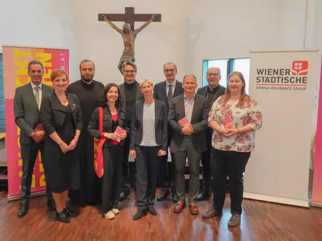 Walter Peer (Wiener Städtische), Brigitte Luftensteiner (Chorverband Tirol), Erzpriester Aleksandar Stolic (Serbisch-Orthodoxe Kirche), Karin Bayer-Ortner (Fachreferentin Diözese Innsbruck), Pfarrer Werner Geißelbrecht (Christuskirche), Pfarrerin Silke Dantine (Christuskirche), Superintendent Olivier Dantine (Evangelische Superintendentur A. B. Salzburg und Tirol), Pfarrer Wolfgang Meixner (Pfarre Saggen), Bischof Hermann Glettler (Diözese Innsbruck) und Sabine Meraner (Pfarre Saggen) (v. L. n. r.)  | Foto: dibk