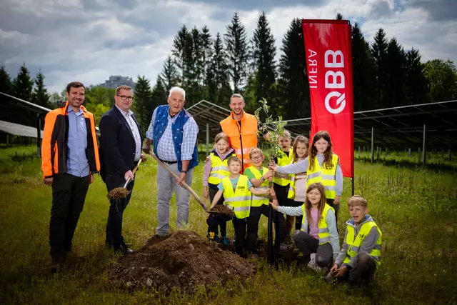 Schüler der VS St. Georgen am Längsee mit Peter Morgenbesser (Leiter Projektmanagement GB Energie ÖBB-Infrastruktur AG), Thomas Leitner (Vizebürgermeister St. Georgen am Längsee), Wolfgang Grilz (Bürgermeister St. Georgen am Längsee), Jonathan Lunzer (Teamkoordinator Erneuerbare Energien und Projektleiter Agri-PV-Anlage Thalsdorf, ÖBB-Infrastruktur AG) | Foto: ÖBB/evmedia