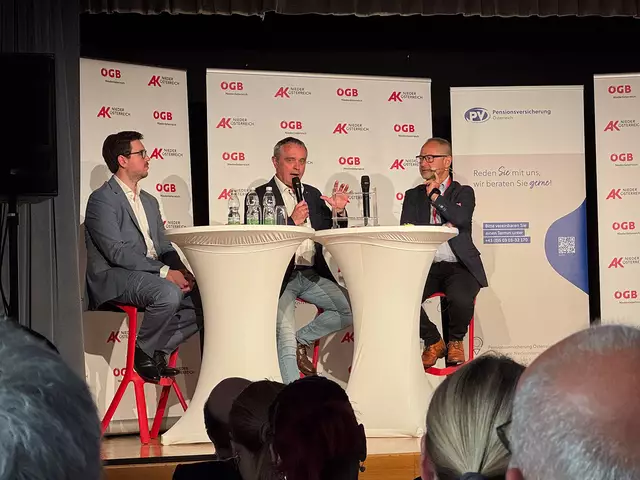  Konsumentenschutz-Experte Mag. Alexander Hosner und AK-Bezirksstellenleiter Rudolf Westermayer diskutierten mit Moderator Alfred Jordan die Themen „Private Pensionsvorsorge“ und „Altersteilzeit“ | Foto: AK NÖ 