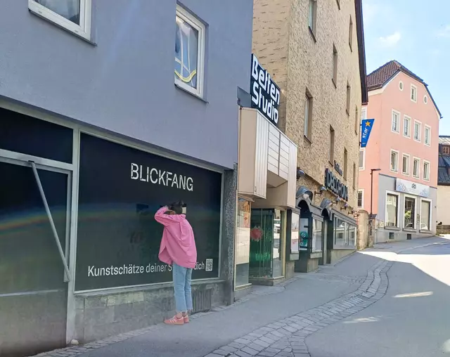 In der Kramergasse wurde der "Blickfang" auf städtisches Kulturgut installiert. | Foto: Stadt Imst