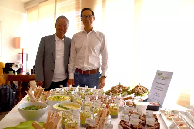 Ming Shin und Martin Chu mit Köstlichkeiten aus Tofu und mit Sprossen. | Foto: Preineder
