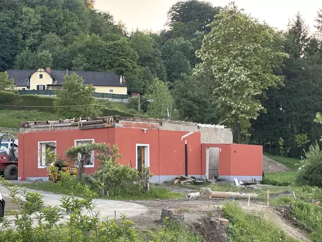 Um die Brücke verlegen zu können, waren auch Gründstücksablösen sowie ein Hausabtrag notwendig. | Foto: Waltraud Fischer