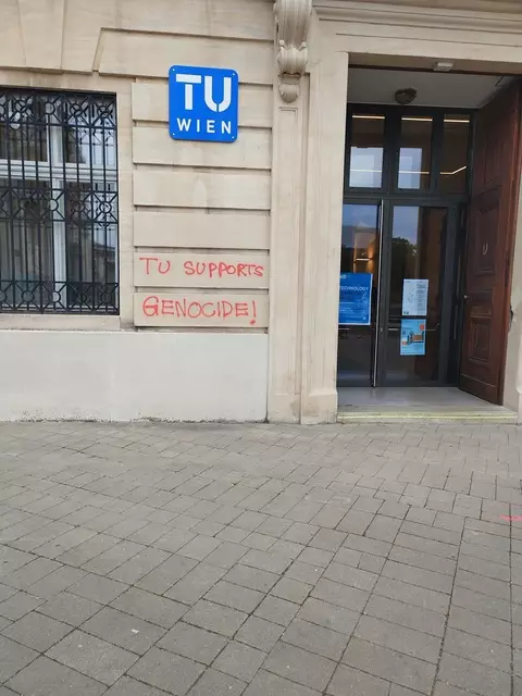 "TU supports Genocide": Die Sprayer stellen die Behauptung auf, die Technische Universität Wien unterstütze Israel und damit Genozid. | Foto: Johannes Pasquali