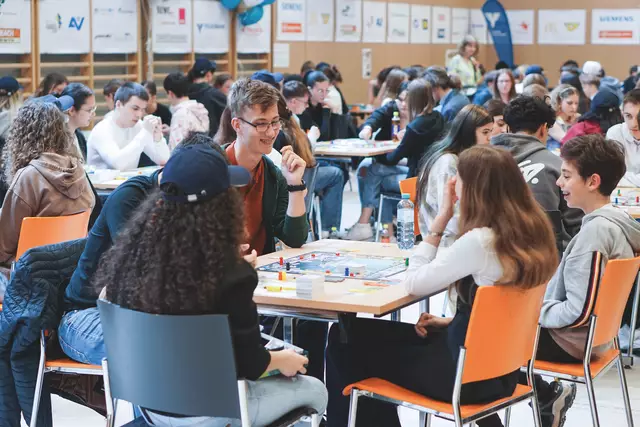 Mehr als 300 Schülerinnen und Schüler werden am 22. Mai im Austria Center Vienna spielerisch zu Unternehmerinnen und Unternehmern. So sah es 2024 aus. | Foto: SCHOOLGAMES