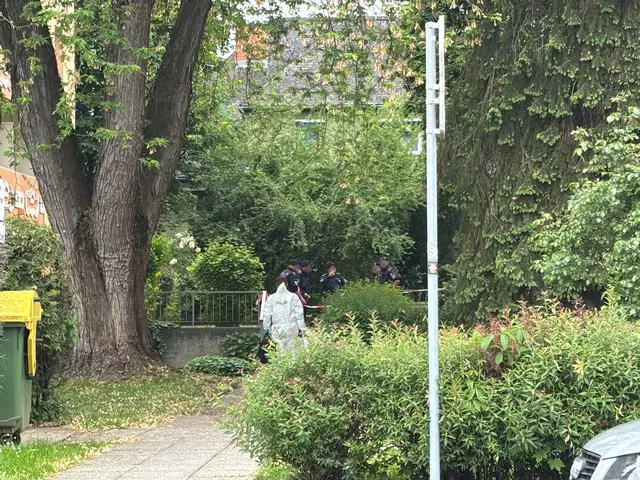 Nach Abschluss der Spurensicherung reinigten Freunde des Mannes, dessen Mutter ermordet wurde, den Tatort. | Foto: MeinBezirk
