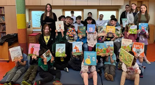 Kinder vom Kindergarten I und Schülerinnen und Schüler der 2AS | Foto: privat