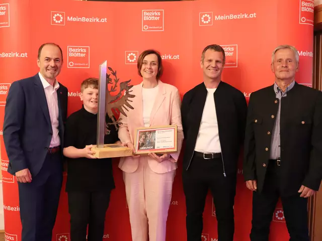 In der Kategorie Land- und Forstwirtschaft die Firma Sandl´s Hofmanufaktur. Im Bild v.l.n.r. LK- Präsident NR Josef Hechenberger, Xaver Leitner, Sandra Leitner, Elmar Leitner und Josef Stöckl.  | Foto: MeinBezirk