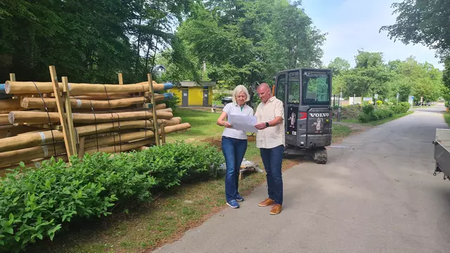 Vizebürgermeisterin Helga Beschliesser und Gemeinderat Roman Pohovnikar. | Foto: Gemeinde Krumpendorf