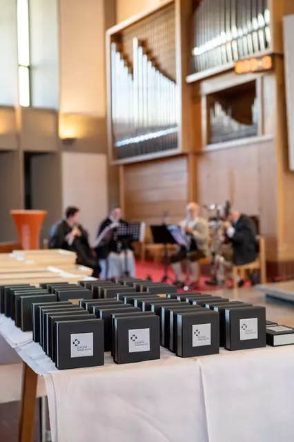 Das Verdienstzeichen erhalten Personen, die sich über mindestens zehn Jahre hinweg in einem kirchlichen Bereich oder in drei verschiedenen Bereichen engagiert haben. | Foto: dibk