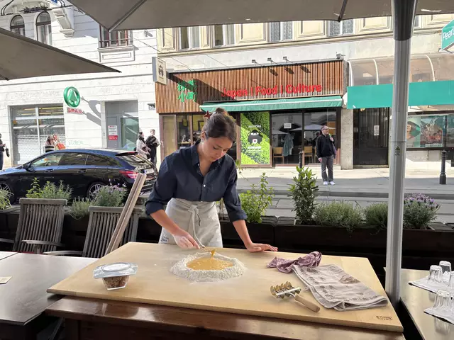 Zur Eröffnung des "Cibaria Italiana" wurde im Schanigarten per Hand Pasta gemacht. | Foto: Scheiber/MeinBezirk