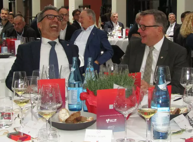 Arno Kompatscher (Euregio-Präsident und Südtiroler Landeshauptmann) und Günther Platter (einer der Euregio-Gründerväter und langjähriger Landeshauptmann von Tirol) im anregenden Dialog.   | Foto: Tatschl