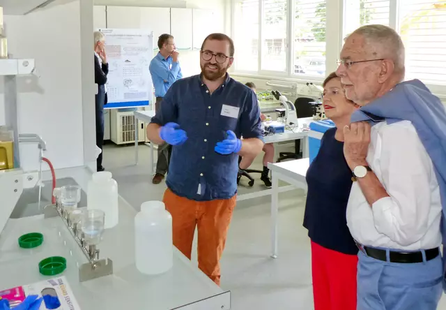 Bundespräsident Alexander van der Bellen (r.) und seine Frau Doris Schmidauer (M.) zusammen mit Hans Rund (l.).  | Foto: Sabine Wanzenböck