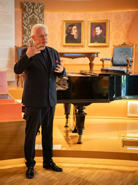 Kurator Eduard Kutrowatz erzählte zur Ausstellung im Liszt-Salon. | Foto: Andreas Hafenscher