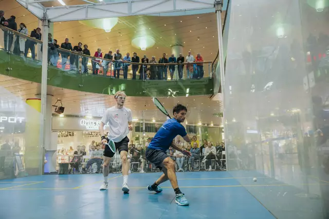 Bei seinem Heimturnier Mozart Open im Salzburger Shopping Center Europark erreichte Österreichs bester Squash Spieler, Aqeel Rehman (blaues Shirt), das Halbfinale. Unterlag dem späteren Sieger Macéo Levy knapp mit 2:3. In Den Haag schied der Salzburger am gestrigen Donnerstag gleich in Runde zwei aus. | Foto: Gintare Karpaviciute