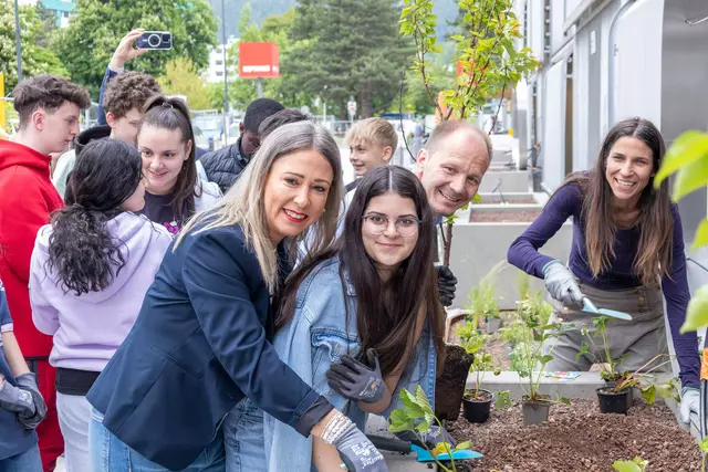 Stadträtin Mariella Lutz, Bürgermeister Johannes Anzengruber und Stadträtin Janine Bex haben gemeinsam mit den SchülerInnen der Mittelschulen im O-Dorf die ersten Pflanzen eingesetzt.  | Foto: M. Freinhofer