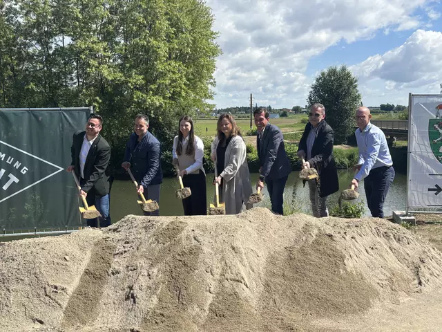 Gemeinsam erfolgte der Spatenstich für die neue Sulmbrücke in Wagna (v.l.): LAbg. Gerhard Hirschmann, Referatsleiter Robert Rast, BR Antonia Herunter, LR Claudia Holzer, Bgm. Peter Stradner, Projektleiter Gerhard Hartmann und Philipp Hadl (Firma Granit) | Foto: Waltraud Fischer
