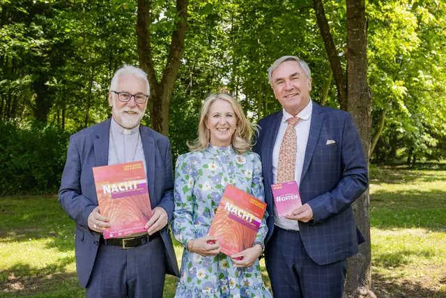 Freuen sich auf die "Lange Nacht der Kirchen": Bischof Marketz, Projektkoordinatorin Binder und Superintendent Sauer;  | Foto: Foto: Trainproduction/Matthias Trinkl