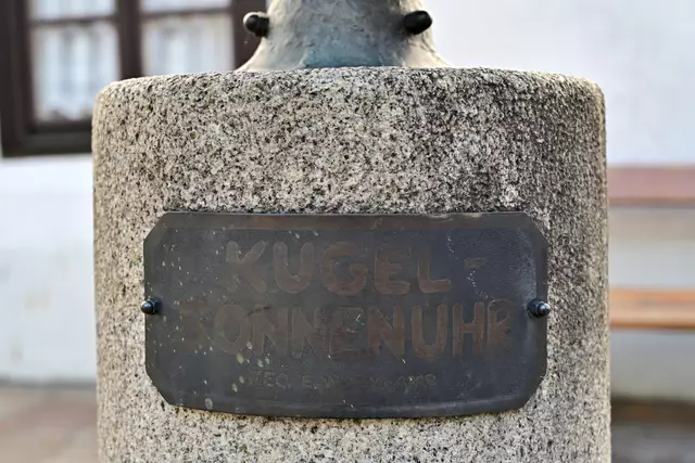 Metallplakette am 90 cm hohen Steinsockel: "KUGEL-SONNENUHR FEC. E. WURM-AMS" (fecit, Abkürzung fec., lateinisch; geschaffen von ...) | Foto: Hans-Peter Kriener