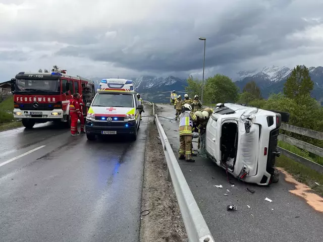 Unfall in Fiss: Im Einsatz standen die Freiwillige Feuerwehr Fiss mit vier Fahrzeugen und 26 Einsatzkräften, das Rote Kreuz Prutz mit einem Fahrzeug und zwei Sanitätern, der Notarzthubschrauber C5, die Straßenmeisterei Ried sowie die Polizei mit zwei Fahrzeugen und vier Einsatzkräften. | Foto: FF Fiss/FB