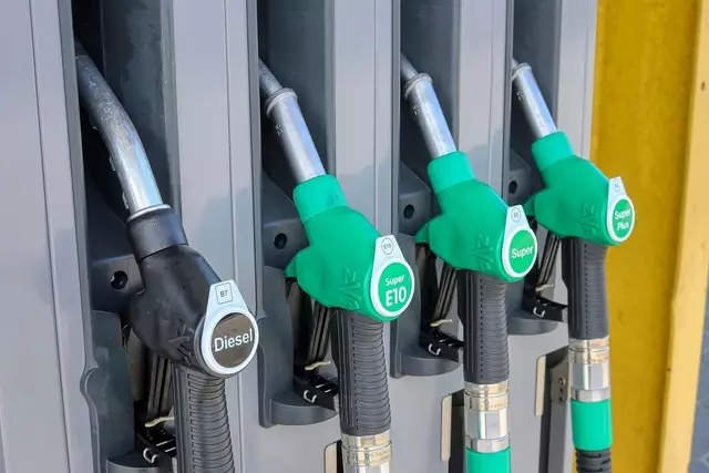 Achtung vor Falschbetankung: Zapfpistolen mit Benzin sind meist grün, während Dieselpistolen schwarz gekennzeichnet sind. | Foto: Symbolbild: pixabay.com