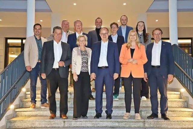 Neben Martin Winkler nahmen u. a. EU-Abgeordneter Hannes Heide, Nationalratsabgeordnete Elisabeth Feichtinger, Landtagsabgeordneter und SPÖ-Bezirksparteivorsitzender Mario Haas sowie zahlreiche SPÖ-Bürgermeister:innen aus der Region an diesem Austausch im Hotel Grand Elisabeth in Bad Ischl teil, darunter Ines Schiller (Bad Ischl), Leopold Schilcher (Bad Goisern), Sabine Promberger (Ebensee), Alexander Scheutz (Hallstatt) und Egon Höll (Obertraun). Gosau war durch den SPÖ-Fraktionsvorsitzenden Christoph Posch vertreten. | Foto: Reinhard Hörmandinger