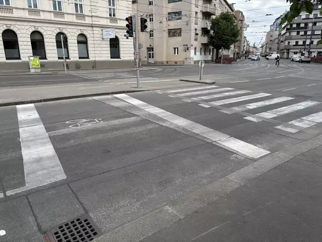 In der Radbox können sich Radlerinnen und Radler künftig vor wartende Autos reihen. | Foto: Ipirotis/MeinBezirk
