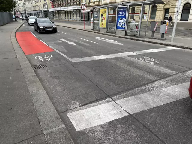Die neuen Markierungen sollen den Radverkehr auf der Ottakringer Straße verbessern. | Foto: Ipirotis/MeinBezirk