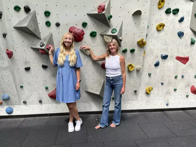 Boulderwand im Volksgarten, im Bild Julia Zweimüller und Sabine Pichler vom städtischen Sportteam  | Foto: Lisa Gold