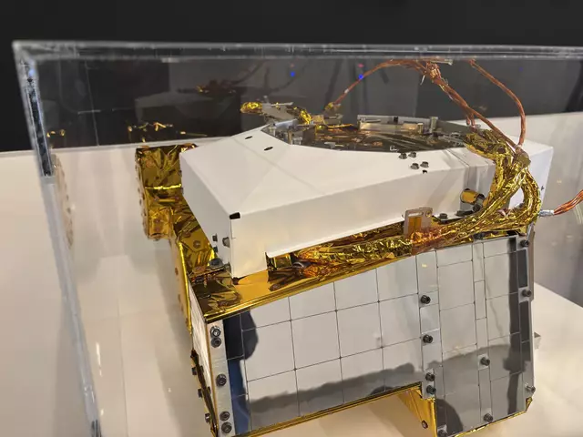 Die goldfarbene Thermalisolation schützt vor extremen Temperaturen. Im Bild ein Steuermechanismus des Unternehmens. | Foto: Michael Marbacher/MeinBezirk