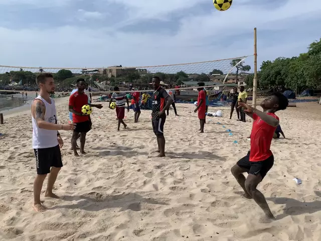 Footvolley wird im Sand gespielt. Links im Bild der Krieglacher Bernhard Lueger bei einem Training in Afrika. Auch im Mürztal will er diesen Sport bekannter machen. | Foto: AFFA