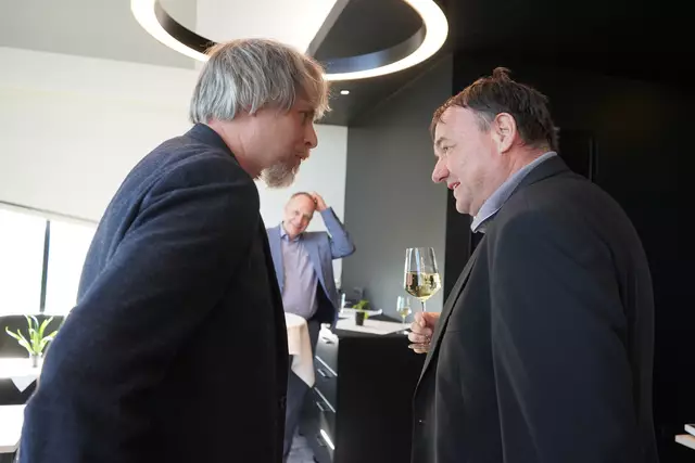 Der Eigentümer des Pannonia-Tower-Hotels, Mag. Philipp Kelemen (rechts im Bild) mit Krimiautor Lukas Pellmann, im Hintergrund GF Jörg Prügger | Foto: Andrea Glatzer