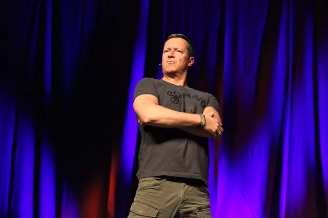 Humor in allen Schattierungen: Zwischen Alltagsbeobachtungen und pointierter Gesellschaftskritik bringt Alex Kristan das Publikum zum Lachen – und zum Reflektieren.