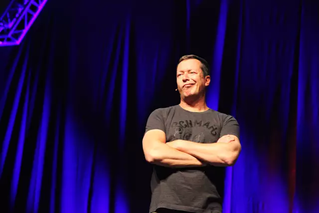 Humor in allen Schattierungen: Zwischen Alltagsbeobachtungen und pointierter Gesellschaftskritik bringt Alex Kristan das Publikum zum Lachen – und zum Reflektieren.