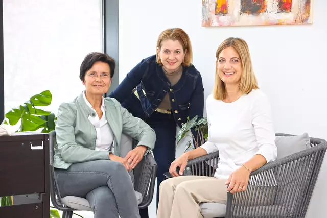 Psychologin Andrea Haas, Schülerberaterin Doris Lorger und Schulärztin Barbara Kratzmüller sind ein eingespieltes Team. | Foto: Christoph Reicht