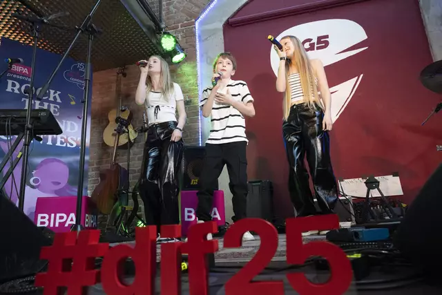 Die "Rock the Island 4 Kids"-Gewinnerinnen "Die Schenkis" rocken die Hitradio Ö3 Bühne am 21. Juni mit ihrer energiegeladenen Bühnenpräsenz. | Foto: Daniel Novotny