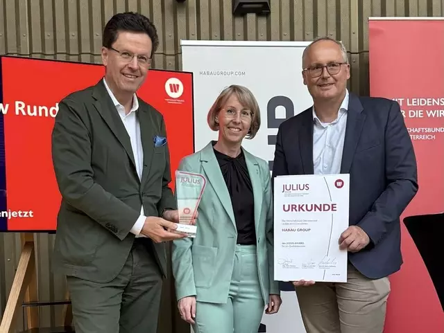 Bei der Überreichung des Julius-Awards: Habau Group-CEO Hubert Wetschnig, Wirtschaftsbund-Bezirksobfrau Eveline Grabmann und Prokurist Christian Kastner. | Foto: WB Bezirk Perg