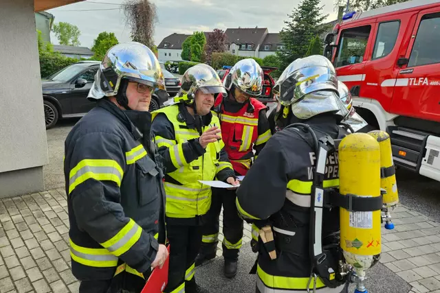 Kurze Einsatzbesprechung der Feuerwehrkameraden in Weppersdorf, danach startete das Übungsszenarium.  | Foto: FF Weppersdorf