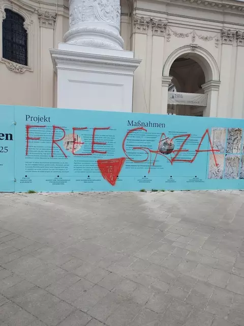 Die Karlskirche und die Technische Universität Wien wurden mit pro-palästinensischen Phrasen besprayt. | Foto: Johannes Pasquali