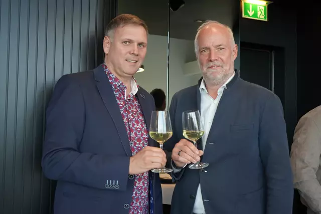 GF DI Christoph Pöckl und Josef Andreas Kamper, Firmenchef vom Autohaus Kamper  | Foto: Andrea Glatzer