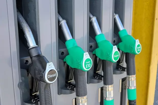 Achtung vor Falschbetankung: Zapfpistolen mit Benzin sind meist grün, während Dieselpistolen schwarz gekennzeichnet sind. | Foto: Symbolbild: pixabay.com
