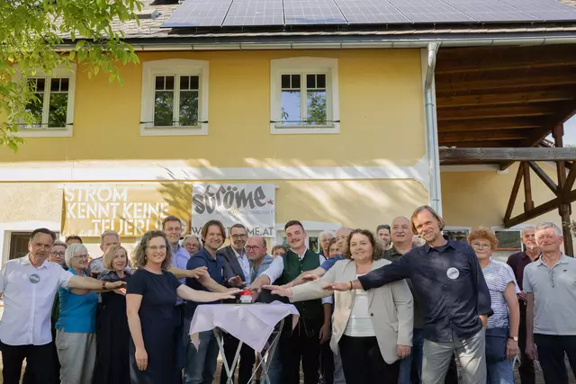 Strom von Bürger für Bürger: Mit großer Begeisterung drückten die Anwesenden den Einschaltknopf dieser Anlage, die regional den Strom für die Energiewende produzieren wird.  | Foto: Ströme