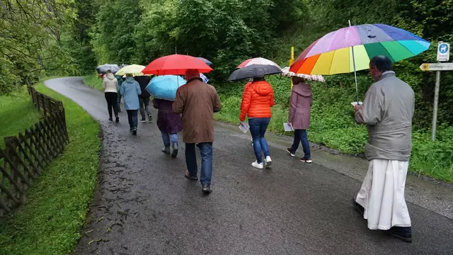 Die Bittgänge finden auch bei Regen statt.
