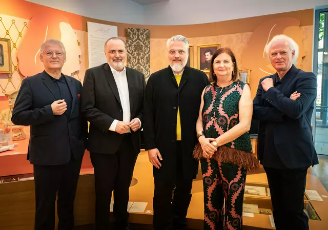 Gaben den Startschuss für die Dauerausstellung im Liszt-Zentrum Raiding: Landeshauptmann Hans Peter Doskozil mit Johannes und Eduard Kutrowatz, Co-Kuratorin Theresia Gabriel und dem künstlerischen Gestalter Christof Cremer. | Foto: Andreas Hafenscher