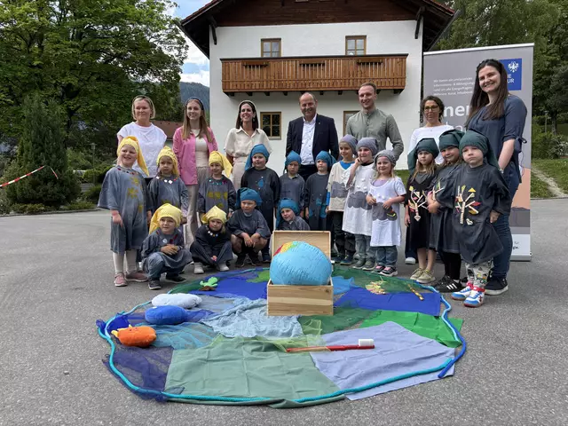LH-Vize Josef Geisler, der Imster Vize-Bgm. Marco Seelos und Ulrike Umshaus von der Energieagentur wurden im Imster Kinderdorf willkommen geheißen. | Foto: Perktold