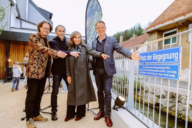 Freuen sich über die gelungene Umsetzung des Platzes der Begegnung: Innenstadtentwickler Roland Gruber (nonconform), die Architekten Winfried Enge und Alexandra Stingl-Enge sowie Bürgermeister Mario Abl. | Foto: Armin Russold