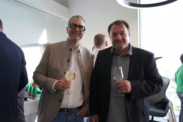Ein entspannter Moment: GF Markus Felderer (Von Erde, Obst &amp; Gemüse GmbH, Neusiedl) und der Eigentümer des Pannonia Tower Hotels, Mag. Philipp Kelemen | Foto: Andrea Glatzer