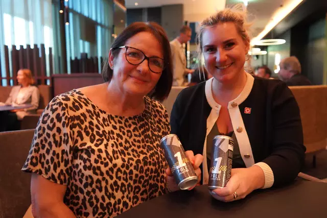 Winzerin und Grand Dame Maria Opitz aus Illmitz mit Werbe-Lady Victoria Nagy von den RegionalMedien Neusiedl am See | Foto: Andrea Glatzer