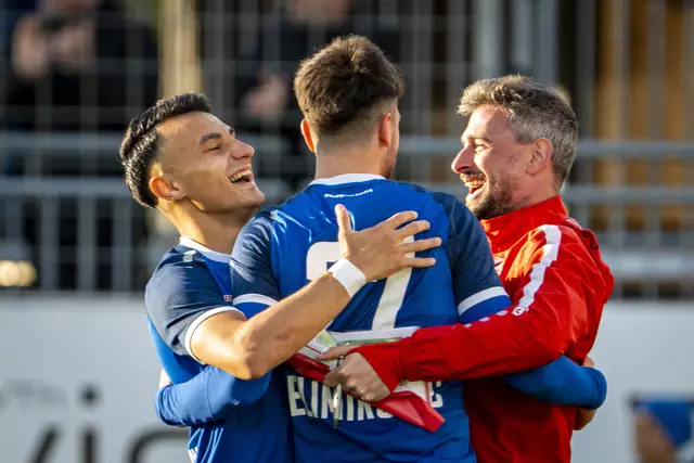 Dieses Mal jubelten die Spieler des SV Horn:  Haris Ismailcebioglu, Dalibor Velimirovic und Tormann-Trainer David Affengruber | Foto: GEPA pictures/Kevin Hackner