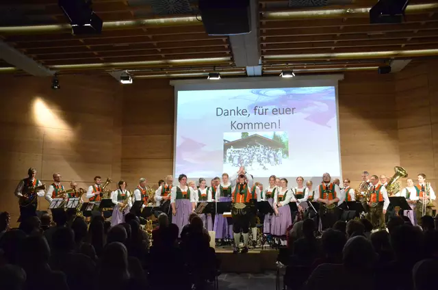 "Von den Alpen in die Welt"  mit der Bürgermusikkapelle Seefeld. | Foto: Sabine Schletterer
